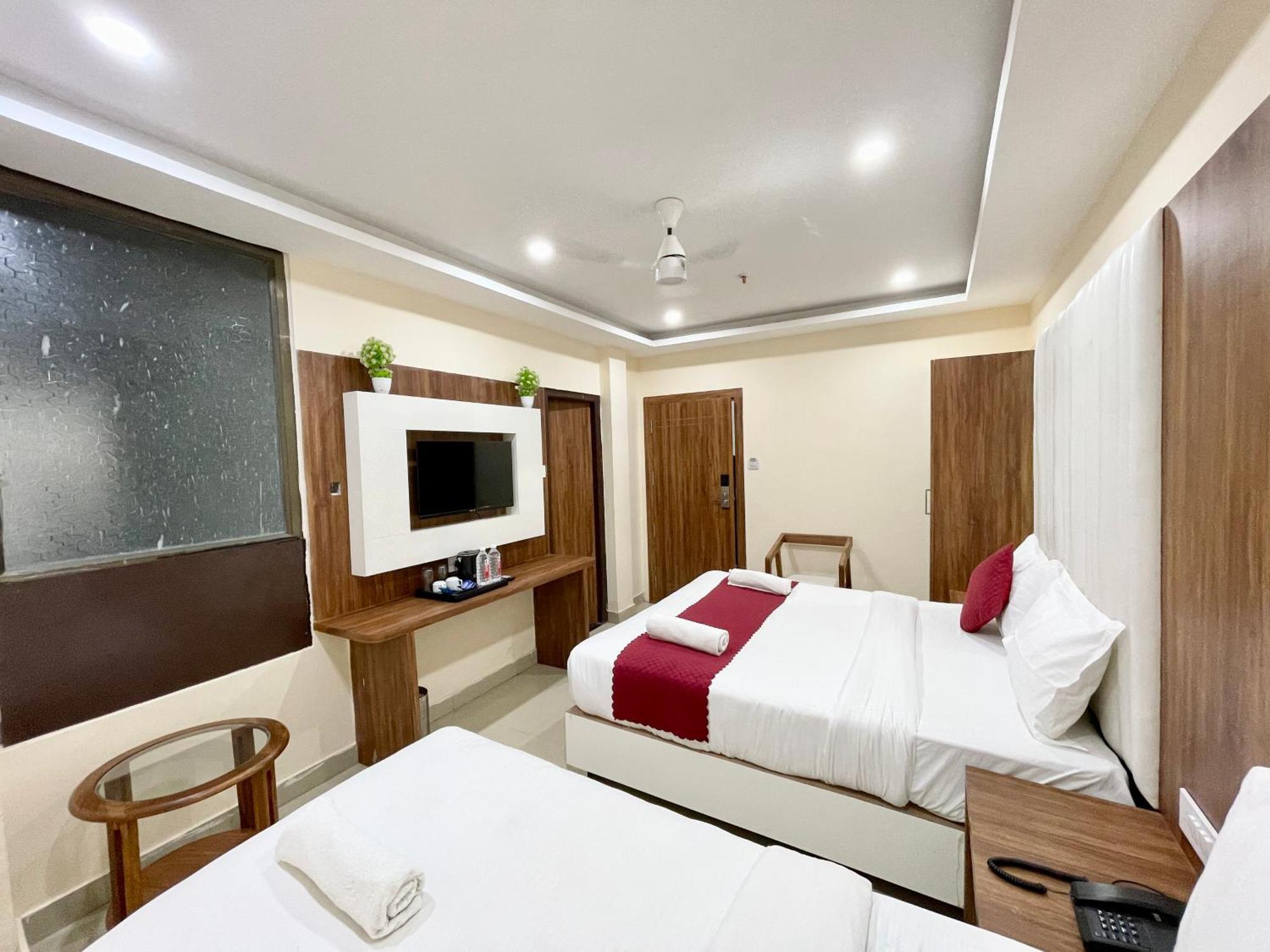 Hotel Srk ! ! Fully-air-conditioned At Prime Location With Lift-wifi-restaurant Availability, Near Kashi Vishwanath Temple, And Ganga Ghat, Luxurious 4*
