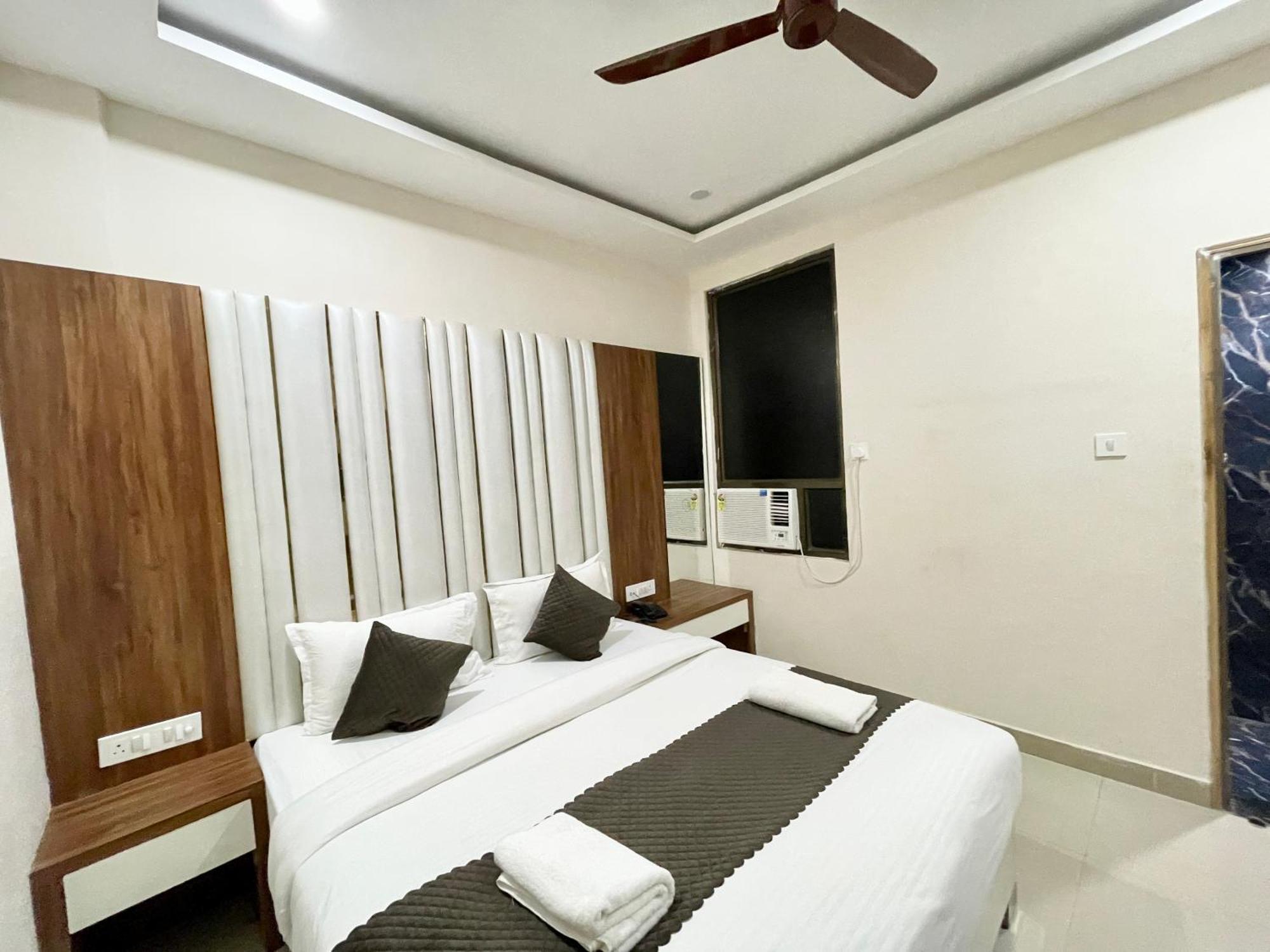 Hotel Srk ! ! Fully-air-conditioned At Prime Location With Lift-wifi-restaurant Availability, Near Kashi Vishwanath Temple, And Ganga Ghat, Luxurious