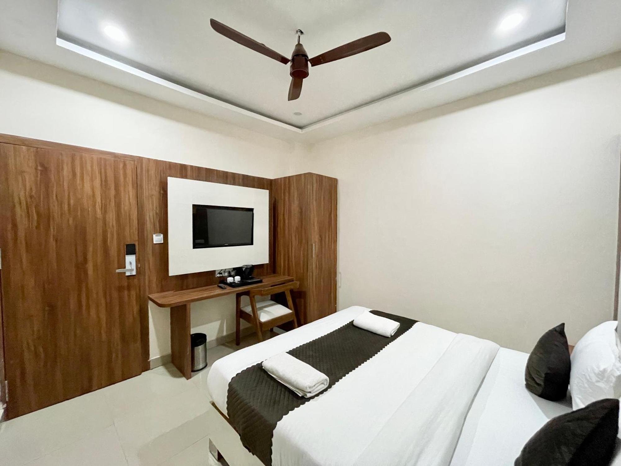 Srk ! ! Fully-air-conditioned At Prime Location With Lift-wifi-restaurant Availability, Near Kashi Vishwanath Temple, And Ganga Ghat, Luxurious Hotel 4*