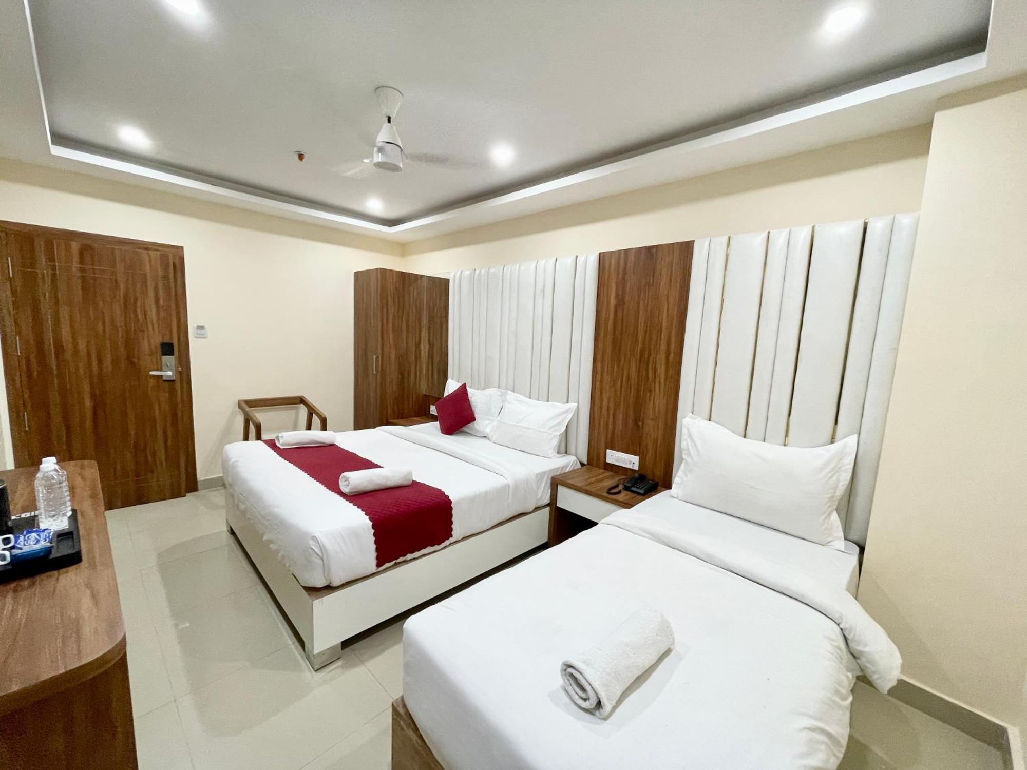 Hotel Srk ! ! Fully-air-conditioned At Prime Location With Lift-wifi-restaurant Availability, Near Kashi Vishwanath Temple, And Ganga Ghat, Luxurious Varanasi