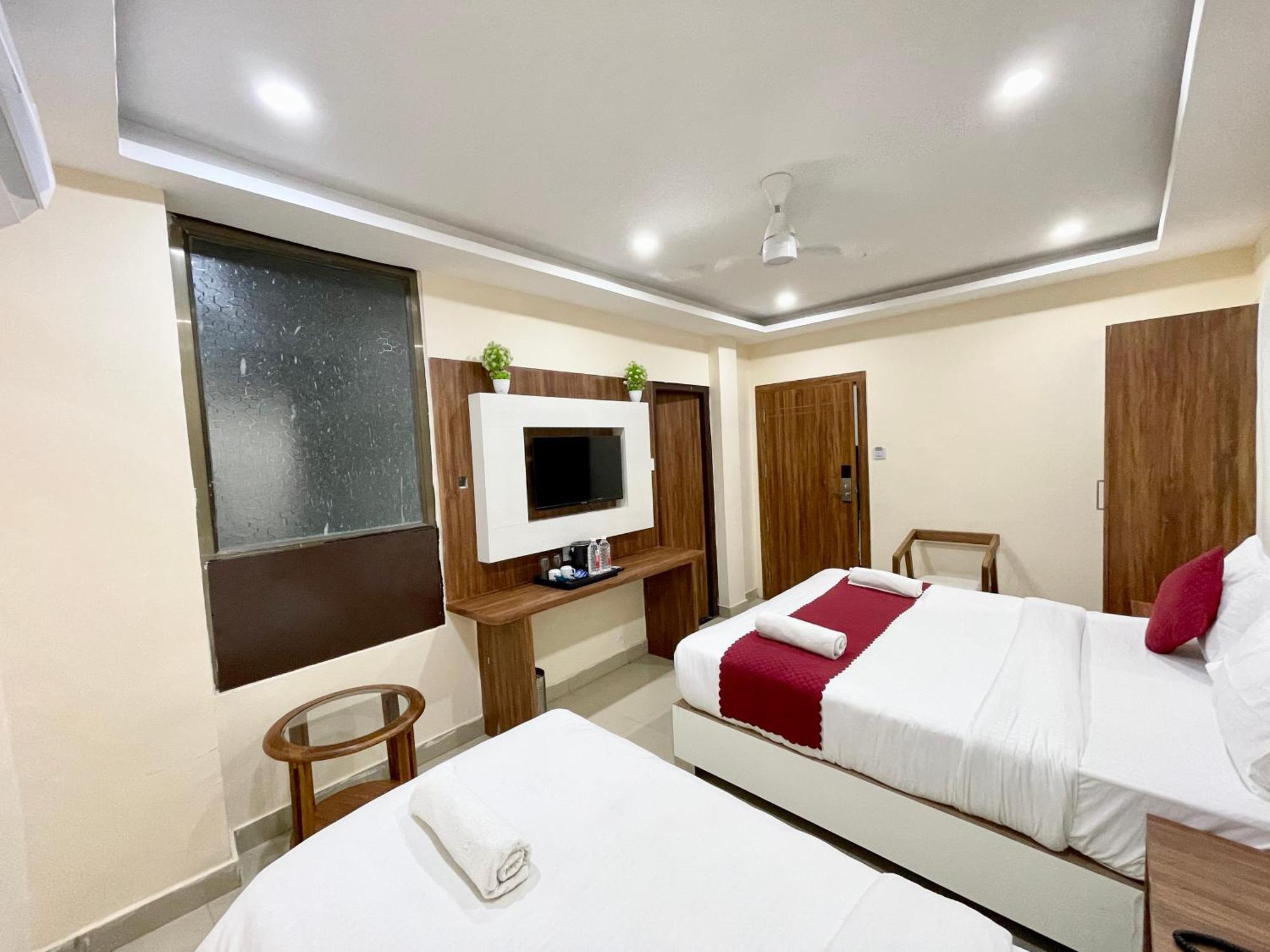 Srk ! ! Fully-air-conditioned At Prime Location With Lift-wifi-restaurant Availability, Near Kashi Vishwanath Temple, And Ganga Ghat, Luxurious Varanasi