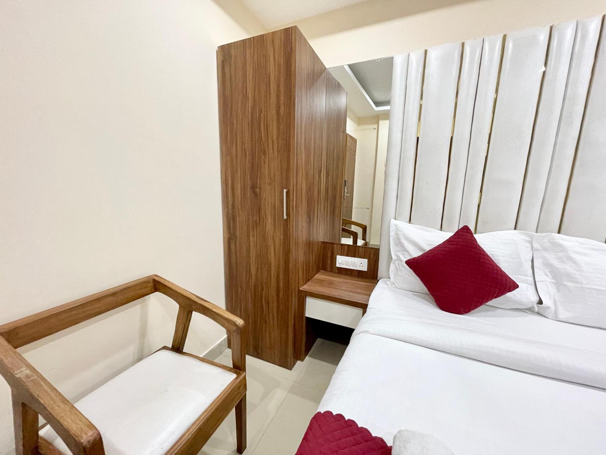 Srk ! ! Fully-air-conditioned At Prime Location With Lift-wifi-restaurant Availability, Near Kashi Vishwanath Temple, And Ganga Ghat, Luxurious 4* Varanasi